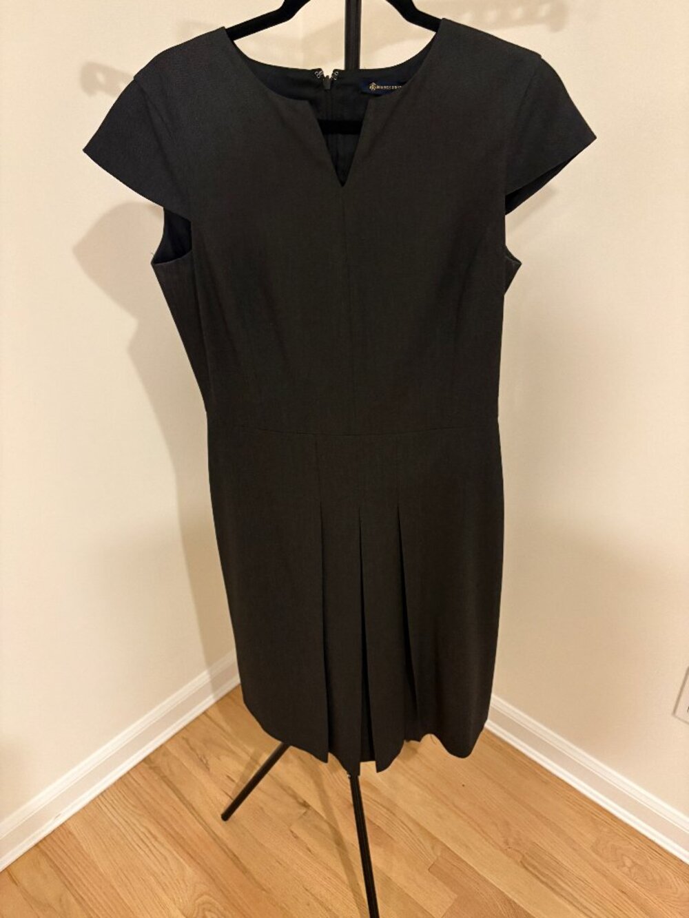 ✨ Brooks Brothers Dark Gray Cap-Sleeve Pleated Sheath Dress - Size 8